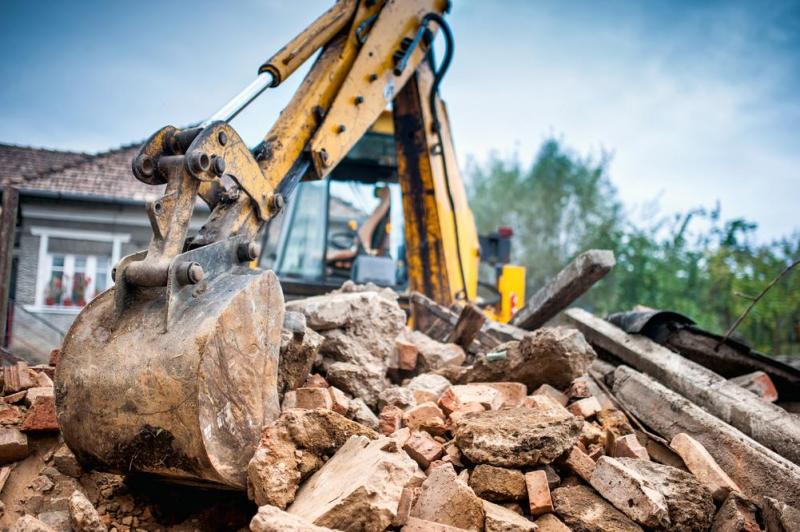 Avant une construction ou une extension, la d&eacute;molition pr&eacute;pare un terrain solide et s&ucirc;r
