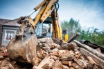 Avant une construction ou une extension, la d&eacute;molition pr&eacute;pare un terrain solide et s&ucirc;r